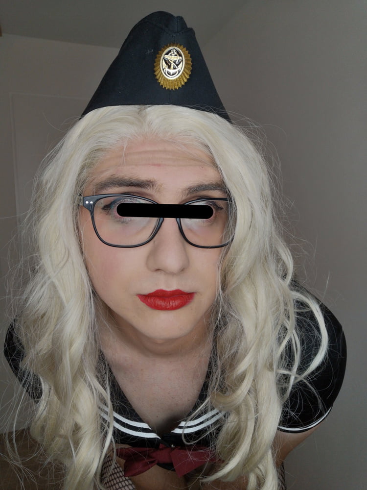 Blonde sissy officier de marine au rapport pour le service
 #106840308