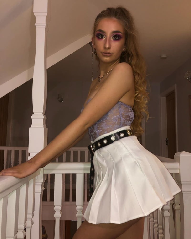 Jeunes chiennes besondere mini jupe 3
 #94598436