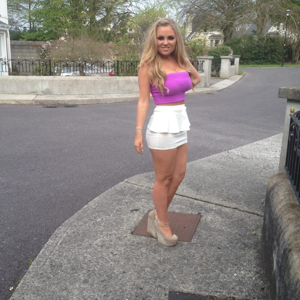 Jeunes chiennes besondere mini jupe 3
 #94598472