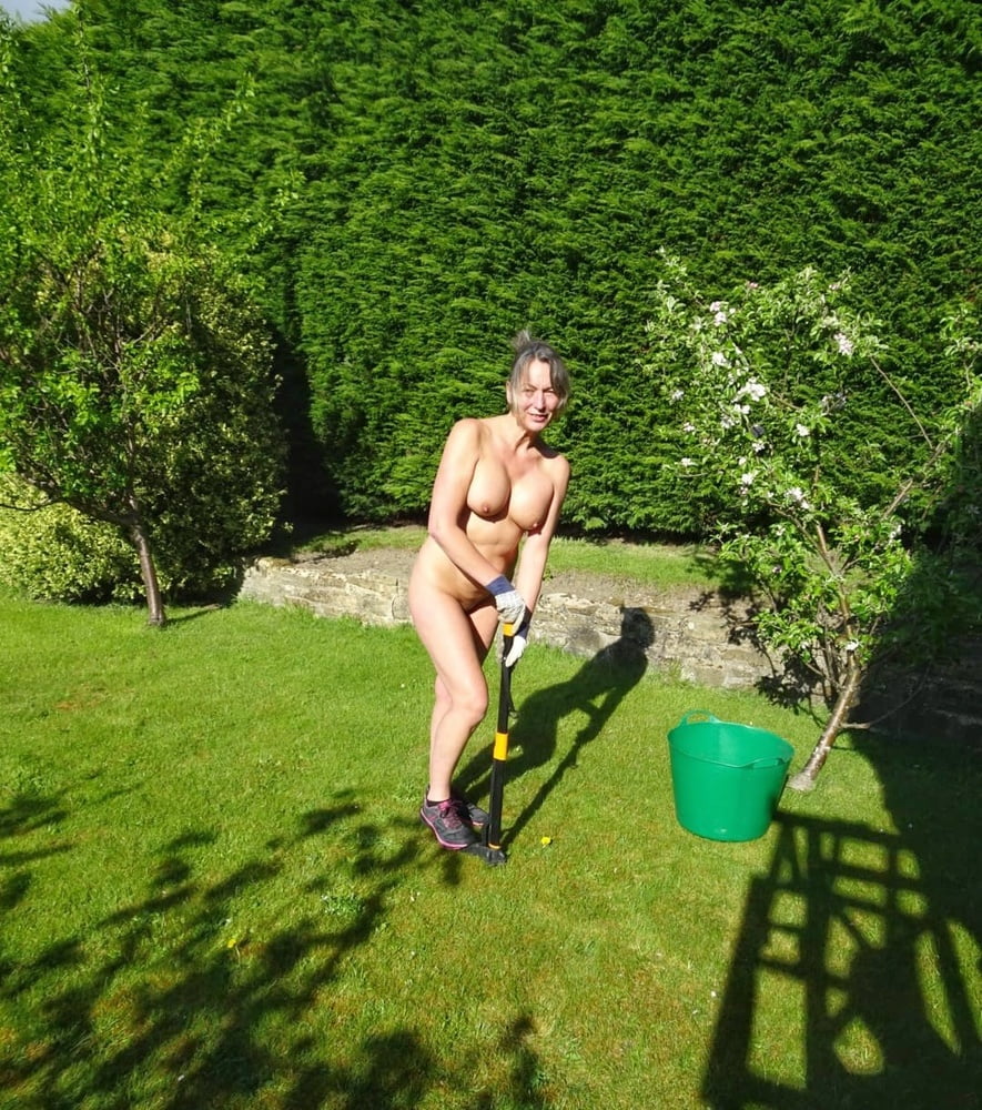 Nude gardening. 裸の庭
 #94901195