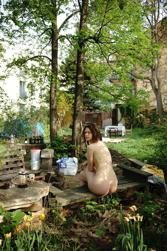 Nude gardening. 裸の庭
 #94901283