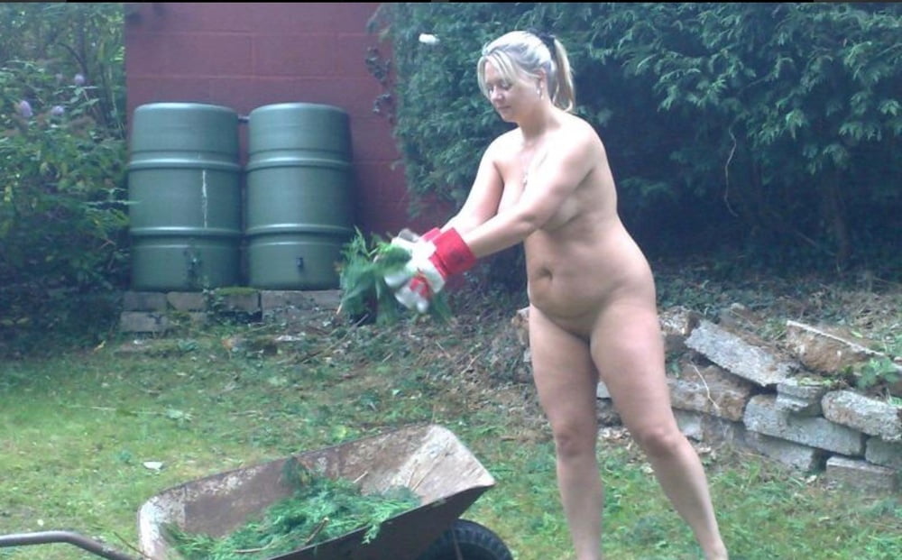 Nude gardening. 裸の庭
 #94901328