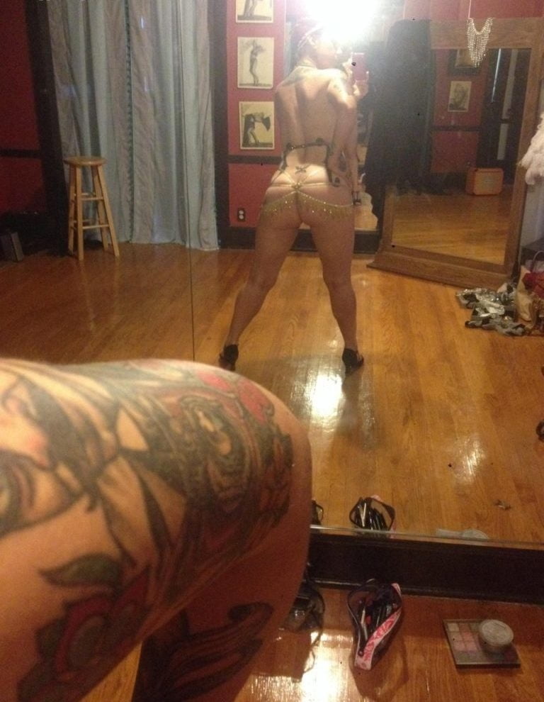 Danielle colby nackt spiegel
 #104486309