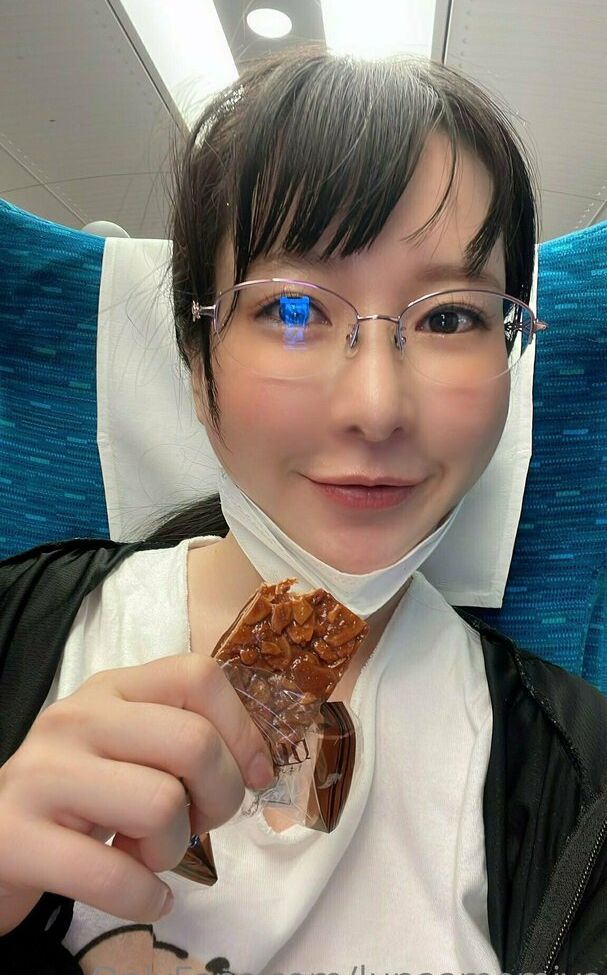 Lunaamemiya desnuda #108942715