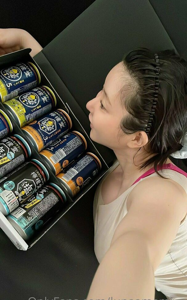 Lunaamemiya desnuda #108942717