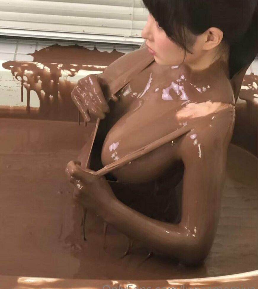 Lunaamemiya desnuda #108942770