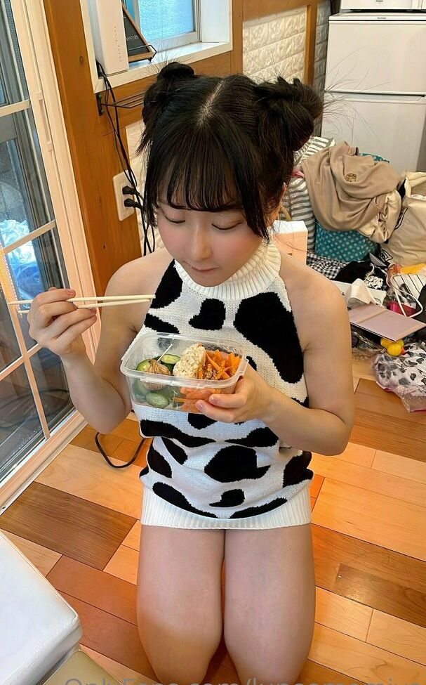 Lunaamemiya desnuda #108942784