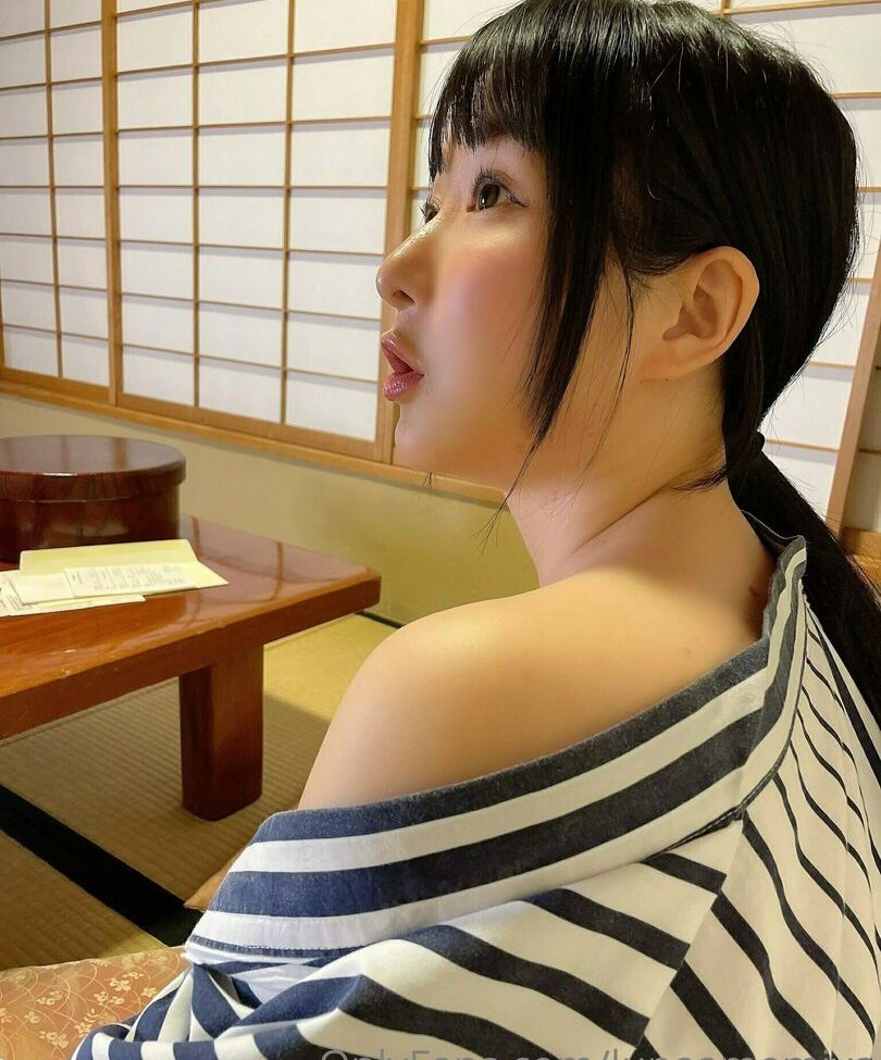 Lunaamemiya desnuda #108942813