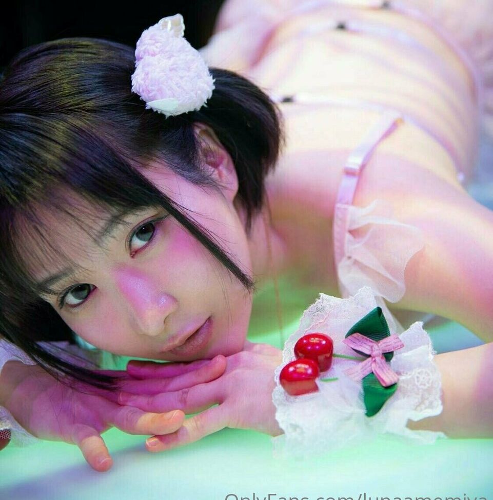 Lunaamemiya desnuda #108942822