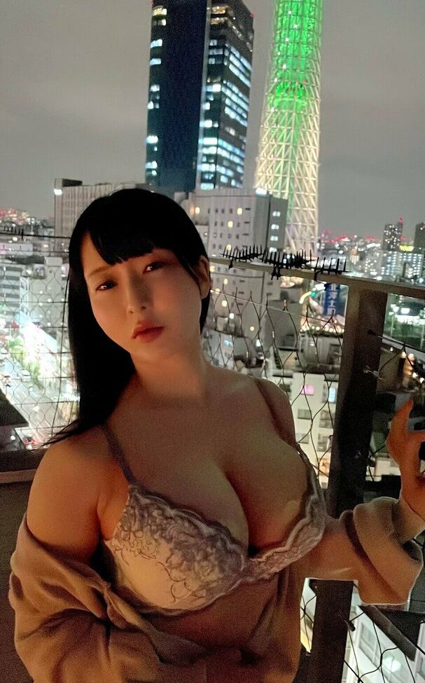 Lunaamemiya desnuda #108943015