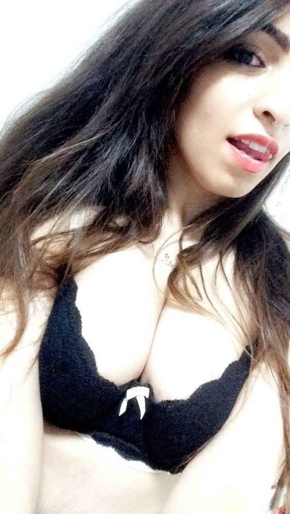 Joven indio con grandes tetas expuestas
 #87381160