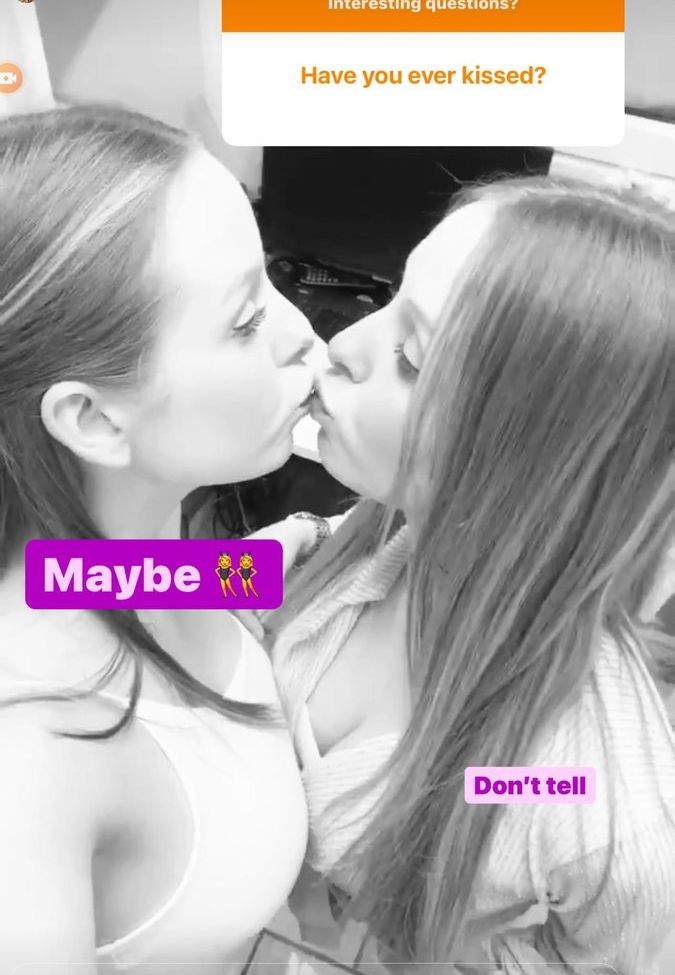 Twinsblonde desnuda #108234894