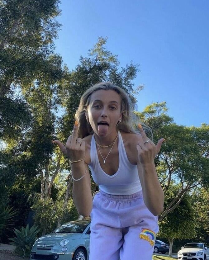 Emma Chamberlain nackt #108607790