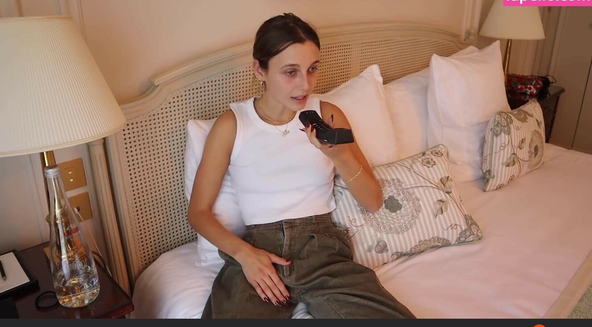 Emma Chamberlain nackt #108607808