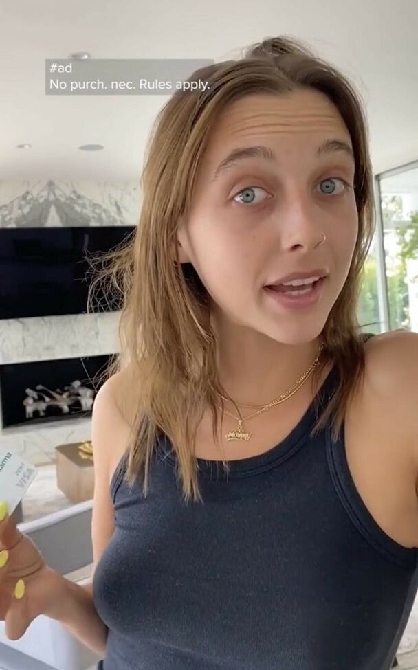 Emma Chamberlain nackt #108607812