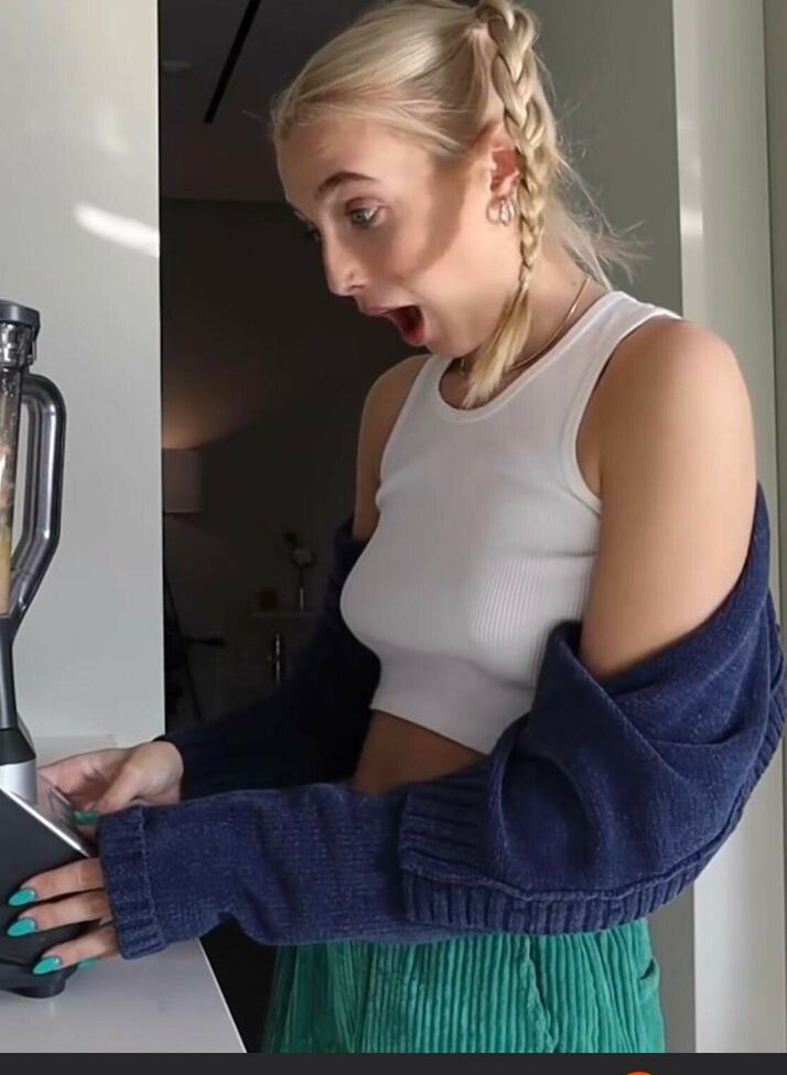 Emma Chamberlain nackt #108607815