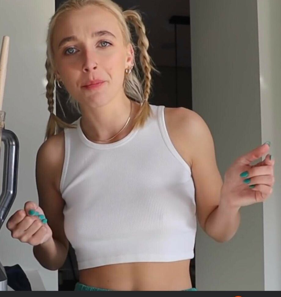 Emma Chamberlain nackt #108607817