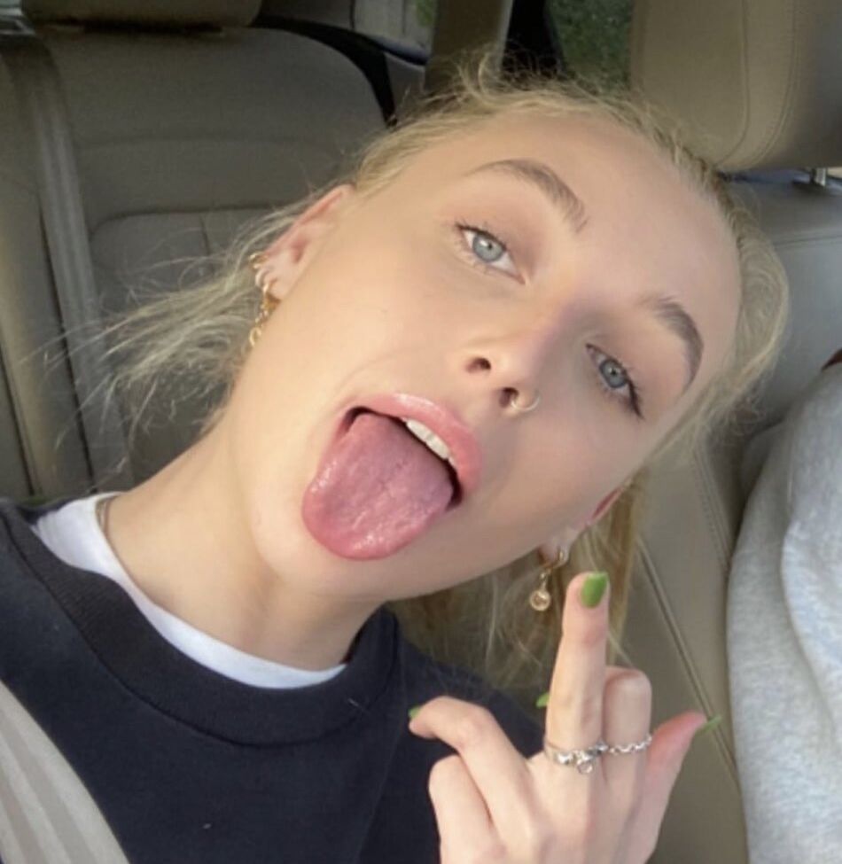 Emma Chamberlain nackt #108607904