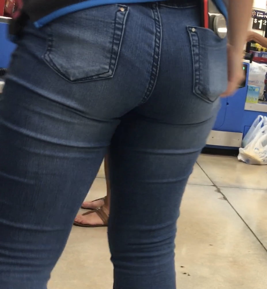 Schöner Walmart-Arsch in engen Jeans
 #80772451