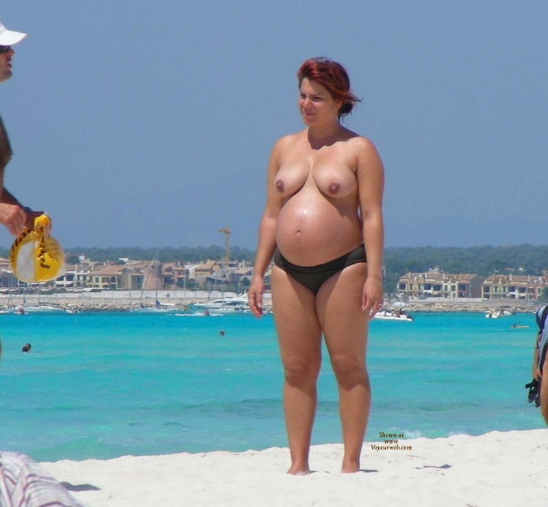 Milf incinta in bikini sulla spiaggia
 #81937959