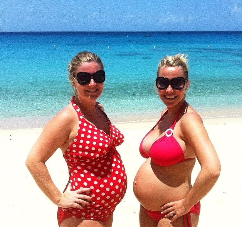 Femmes enceintes en bikini sur la plage
 #81937962