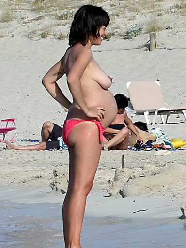Femmes enceintes en bikini sur la plage
 #81937983