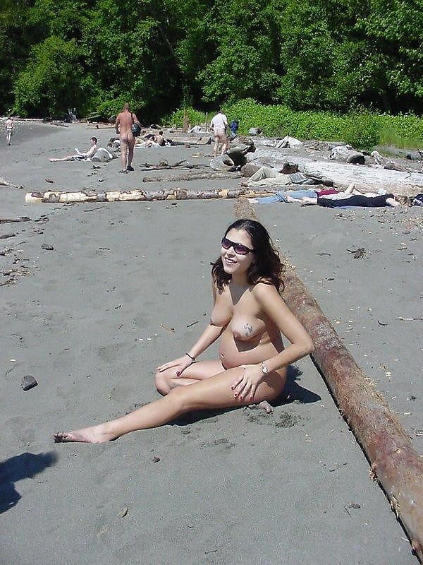 Femmes enceintes en bikini sur la plage
 #81938016