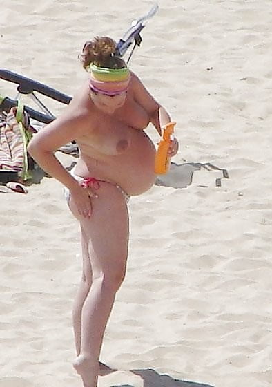 Femmes enceintes en bikini sur la plage
 #81938019