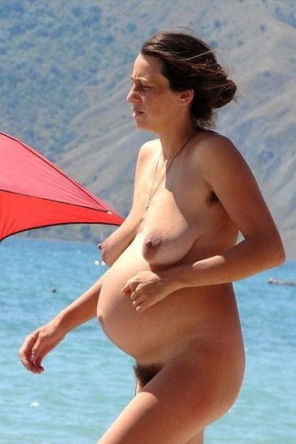 Femmes enceintes en bikini sur la plage
 #81938032