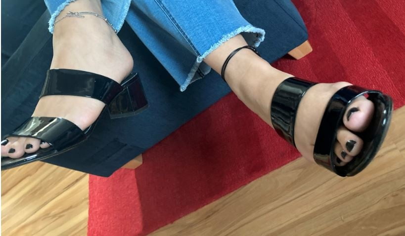 Schwarze Lackpantoletten und sexy Füße
 #106655606