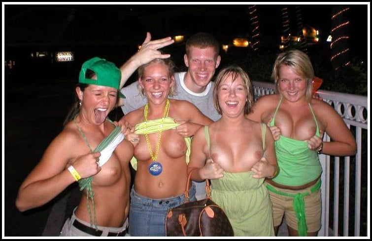 I alte und junge blinkende titten
 #95938899