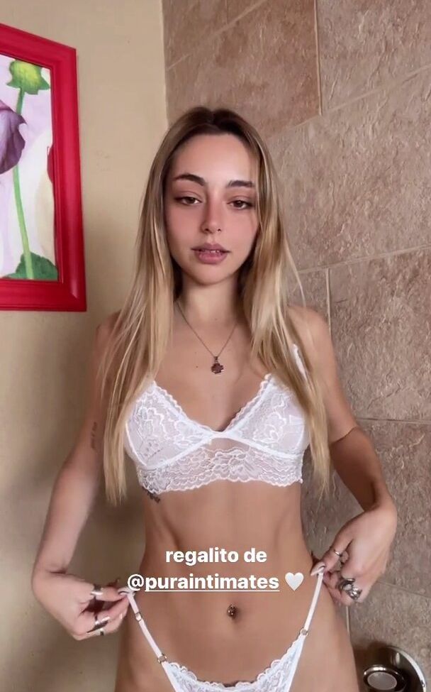 Ángeles Watters desnuda #107917877