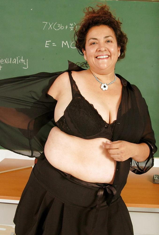 Profesor maduro se desnuda hasta sólo sus medias de red
 #97814304