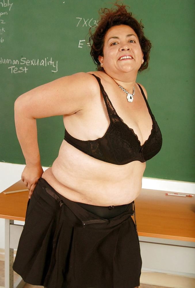 Profesor maduro se desnuda hasta sólo sus medias de red
 #97814307