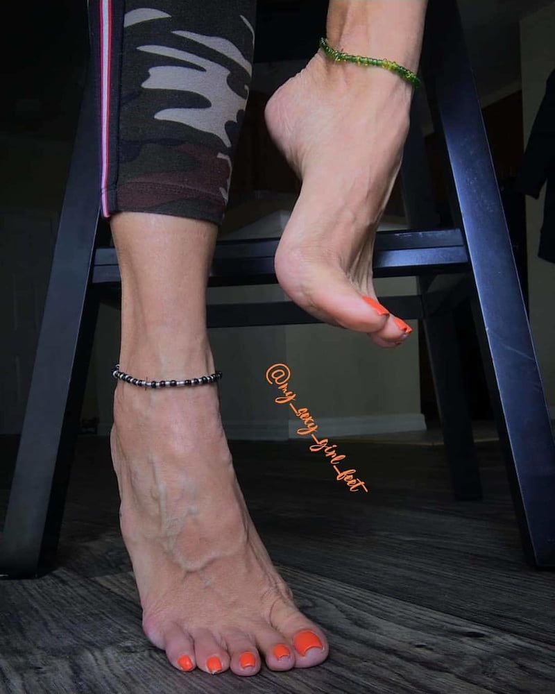 セクシーな女性の足(足、裸足、インスタ)
 #79842831