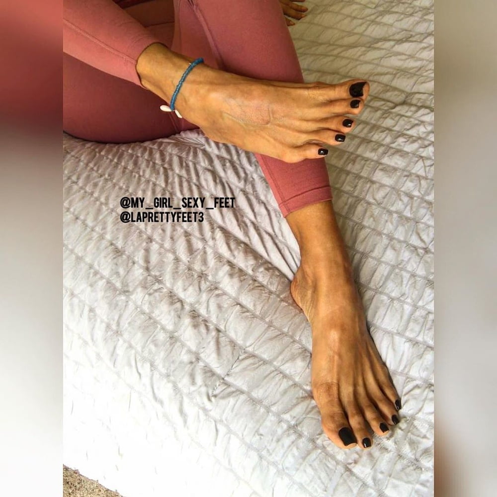 セクシーな女性の足(足、裸足、インスタ)
 #79843171