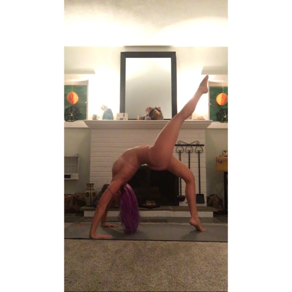 Sexy Sängerin macht nacktes Yoga
 #91855794