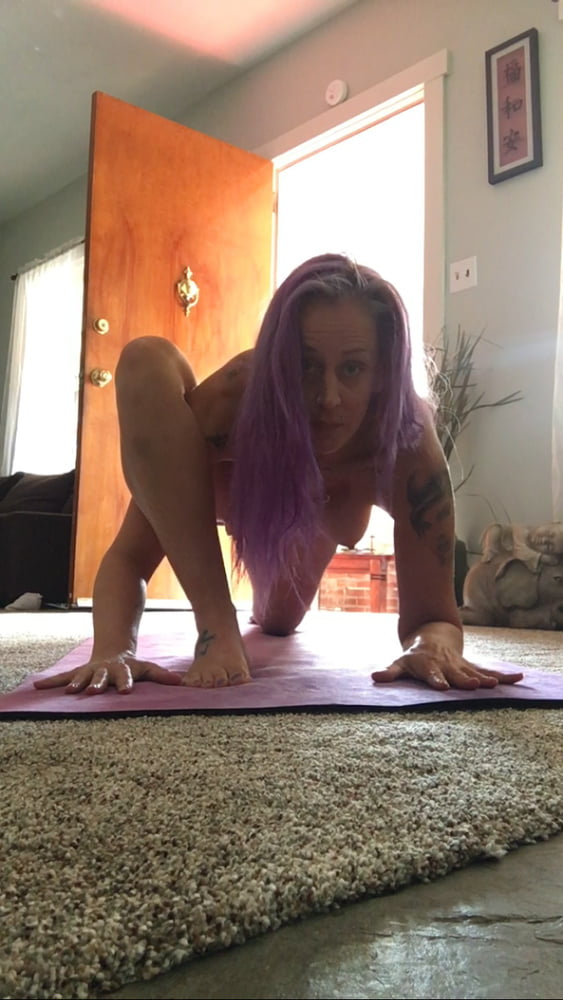 Sexy Sängerin macht nacktes Yoga
 #91855808