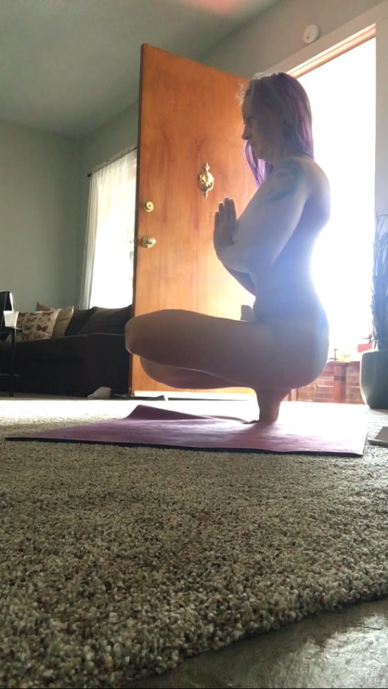 Sexy Sängerin macht nacktes Yoga
 #91855809