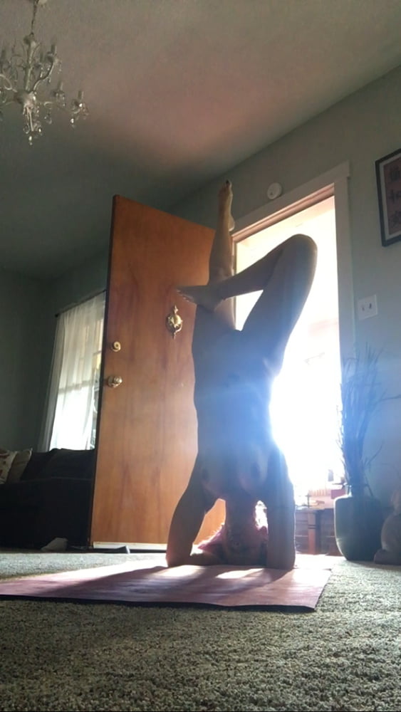 Sexy Sängerin macht nacktes Yoga
 #91855815