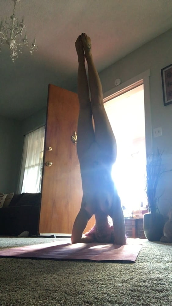 Sexy Sängerin macht nacktes Yoga
 #91855816