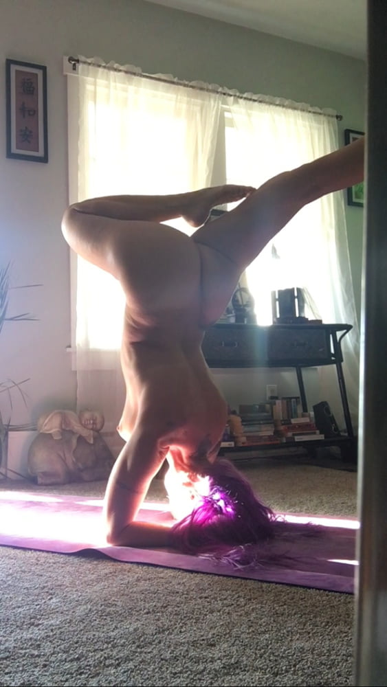 Sexy Sängerin macht nacktes Yoga
 #91855818