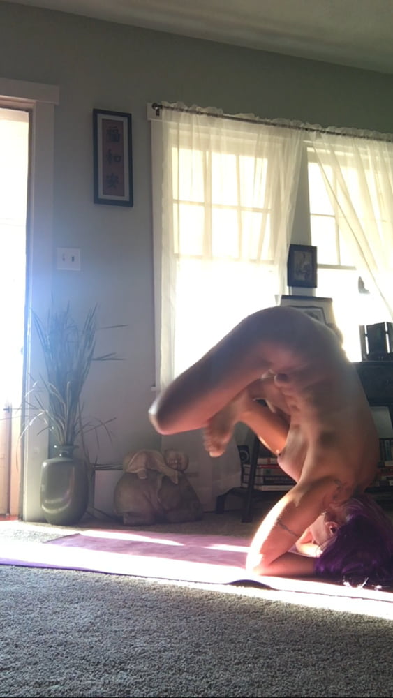 Sexy Sängerin macht nacktes Yoga
 #91855819
