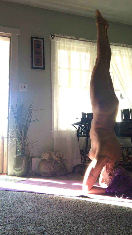 Sexy Sängerin macht nacktes Yoga
 #91855823