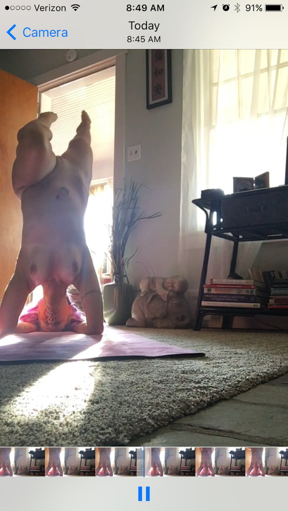 Sexy Sängerin macht nacktes Yoga
 #91855824