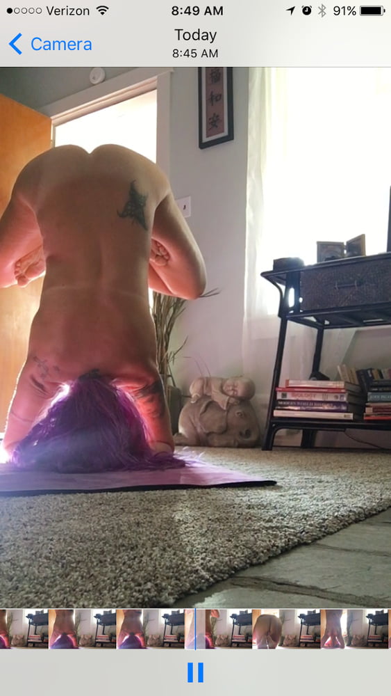 Sexy Sängerin macht nacktes Yoga
 #91855825
