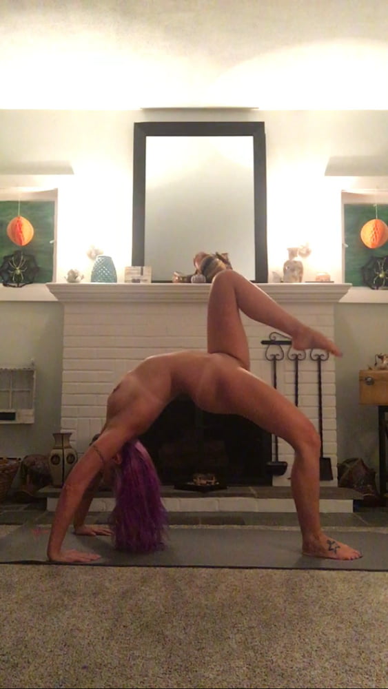 Sexy Sängerin macht nacktes Yoga
 #91855826