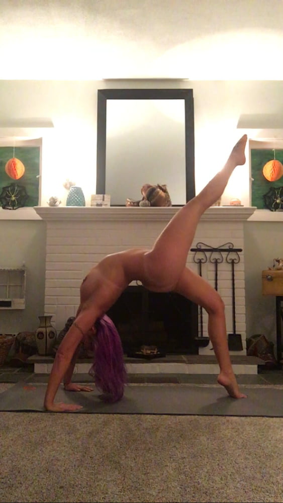 Sexy Sängerin macht nacktes Yoga
 #91855827