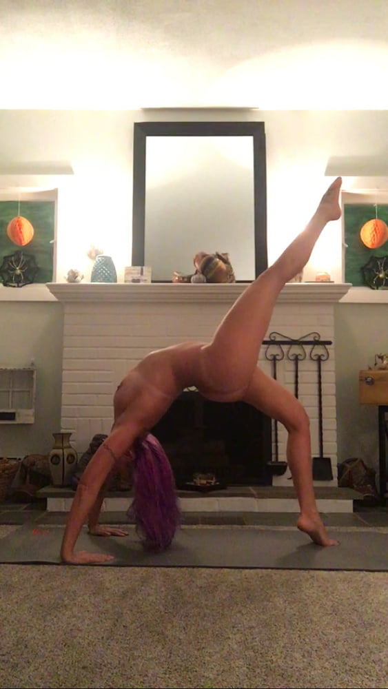 Sexy Sängerin macht nacktes Yoga
 #91855828