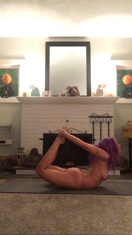Sexy Sängerin macht nacktes Yoga
 #91855829